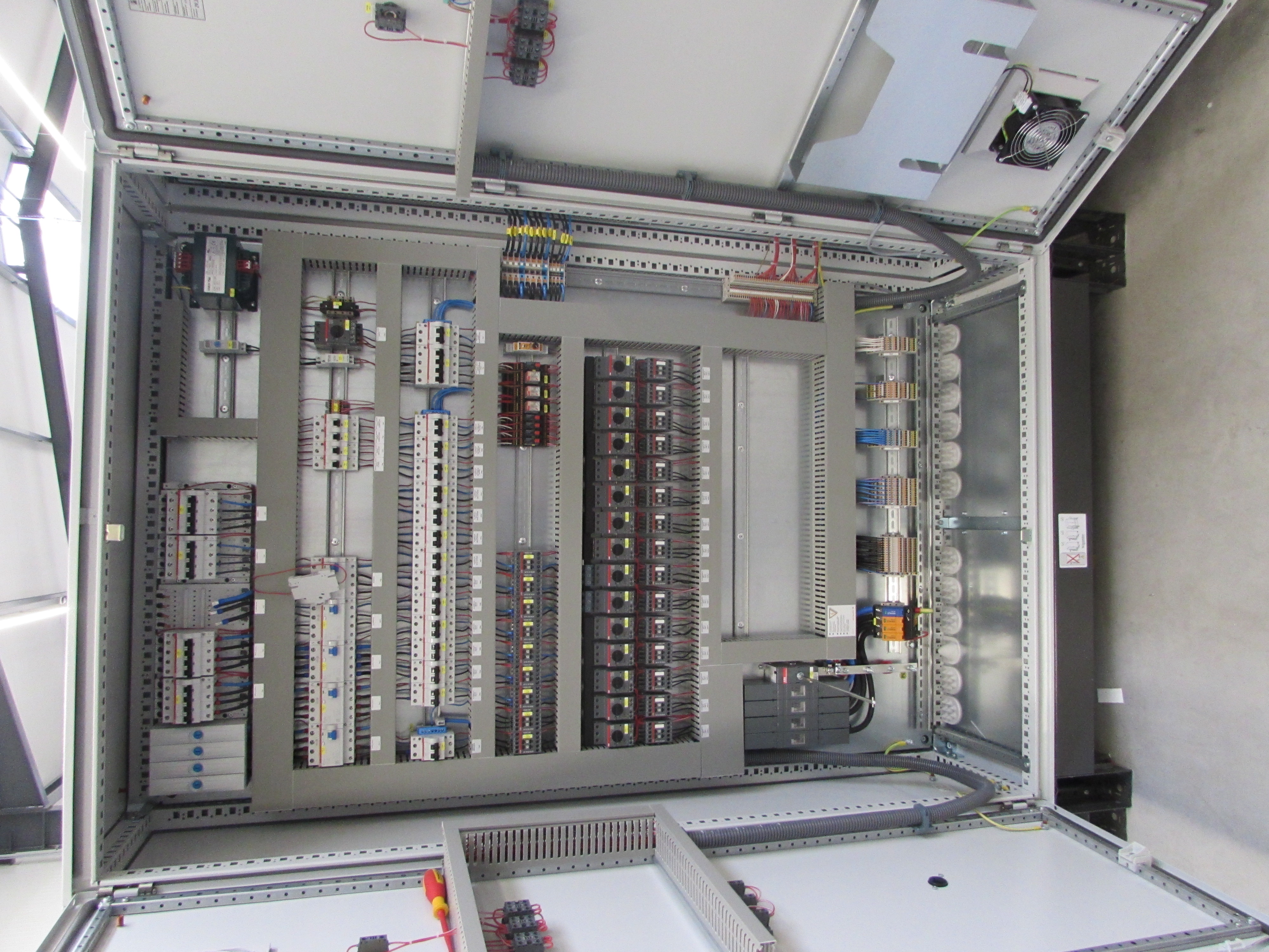 Control cabinet Ous de Ponent Hybrid upper level